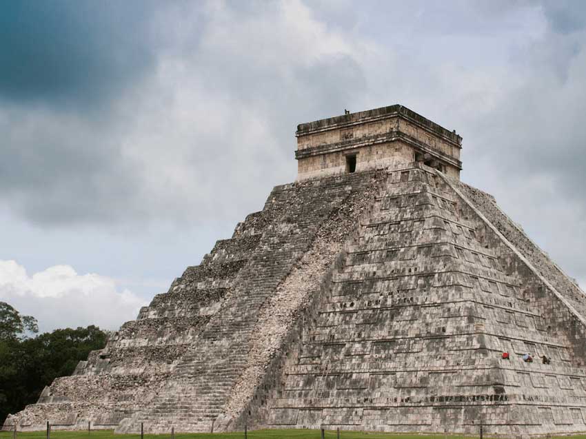 Piramide de Chichen Itzá lluvia