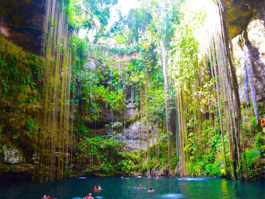 Cenote en Riviera Maya