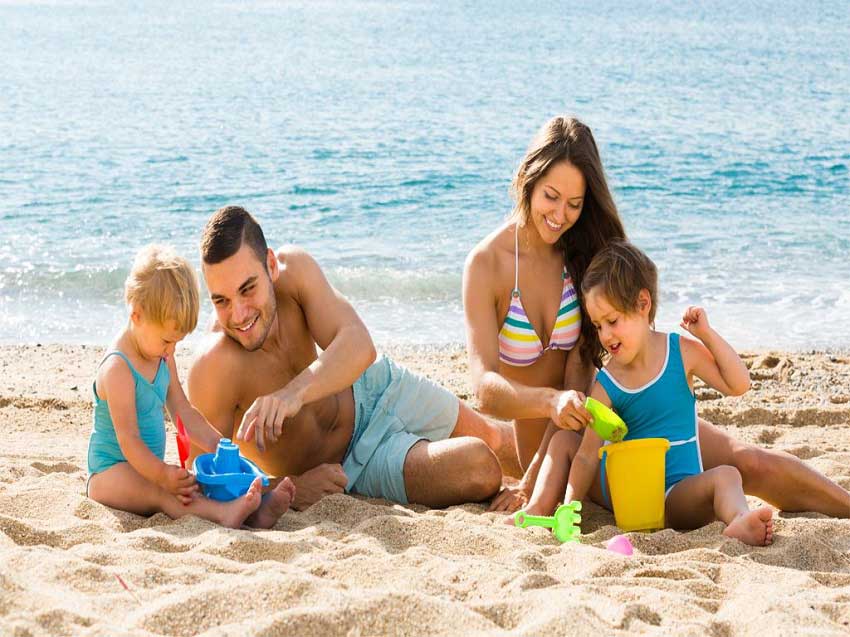 Familia en la playa de la Riviera Maya